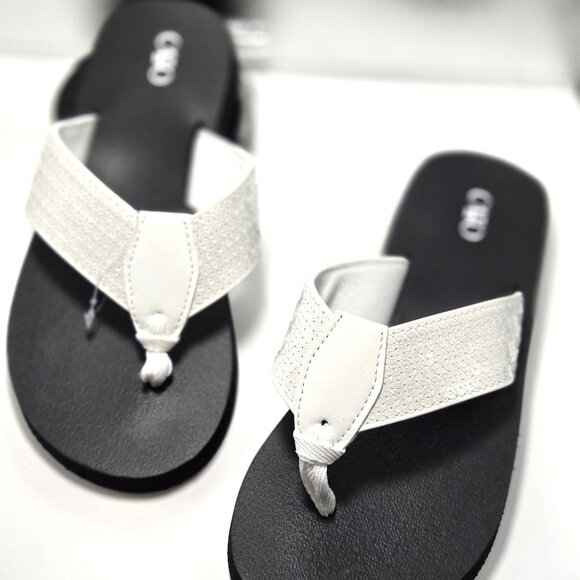NEW Cato Women's Comfort White Sequined Thong Sandals Size 7 - Picture 3 of 5